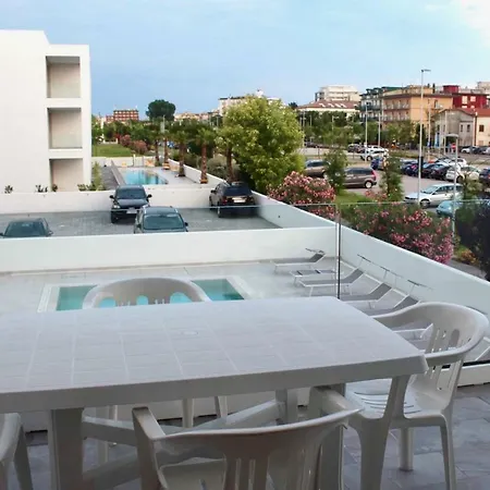 West 3 Apartment *